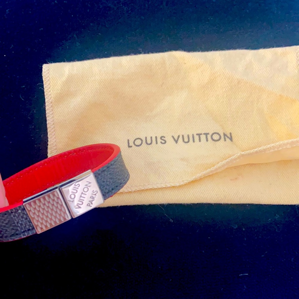 fashion piece day or night 8inches  all leather you can wear red or blackgrey.